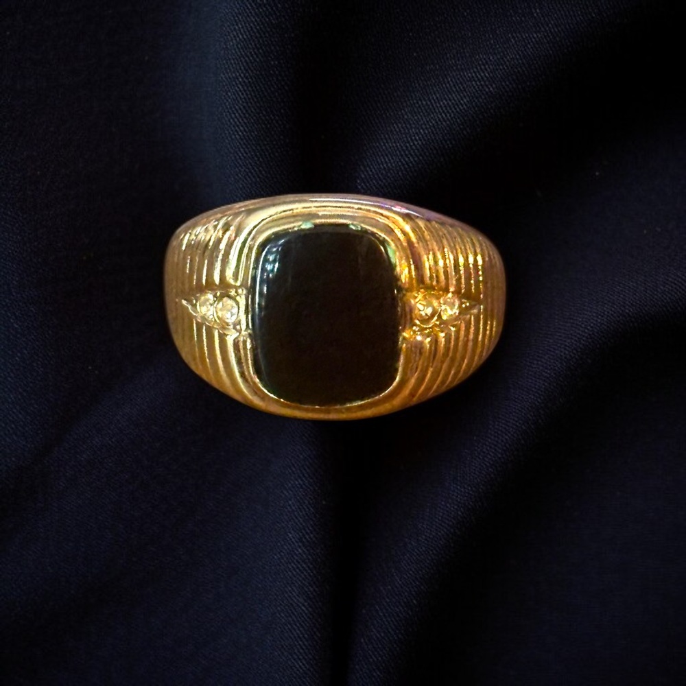 Vintage Vargas 18KHGE simulated Onyx ring